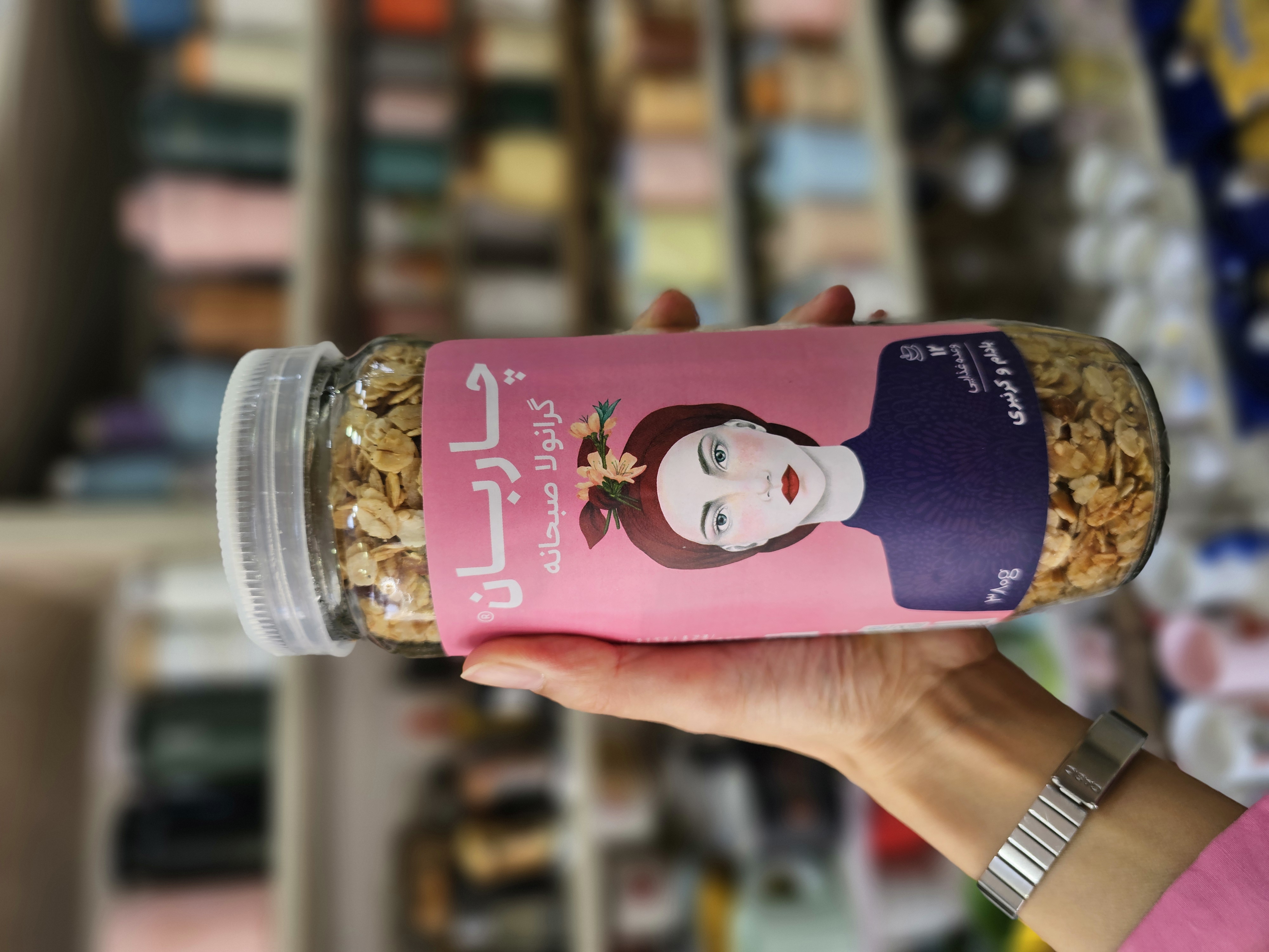 گرانولا صبحانه چاربان طعم بادام و کرنبری